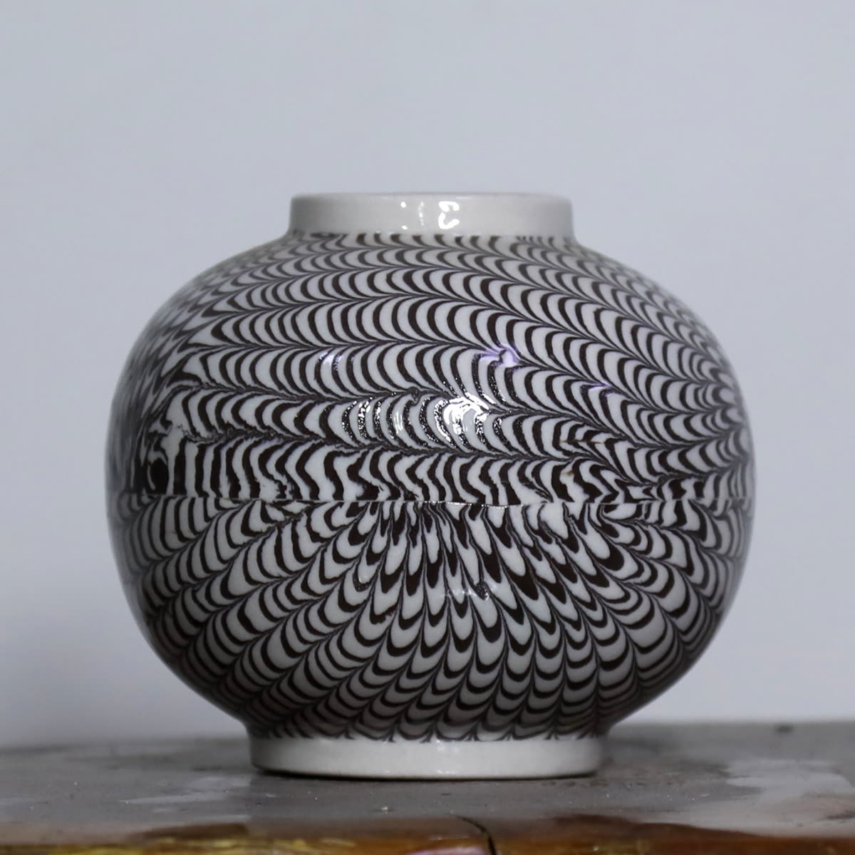 A round jiaotai porcelain vase with feather-pattern marbling